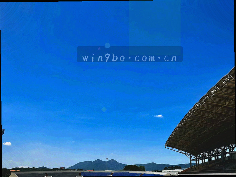 用户正在手机上进行平台操作